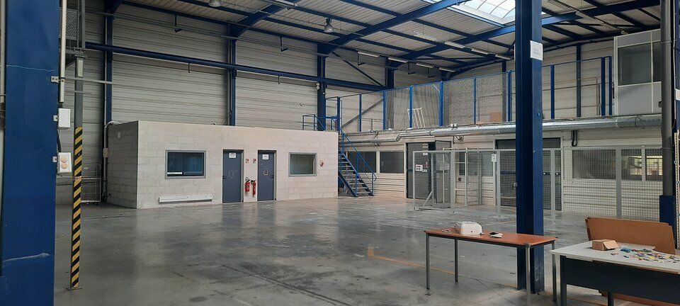Location local d''activites 1900 m² divisibles à partir de 600 m²