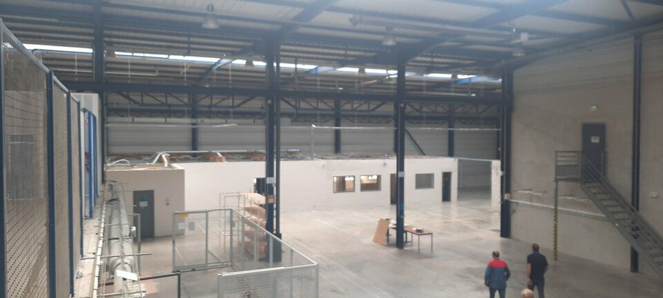 Local mixte activite/Bureau d'environ 1900 m² à louer 