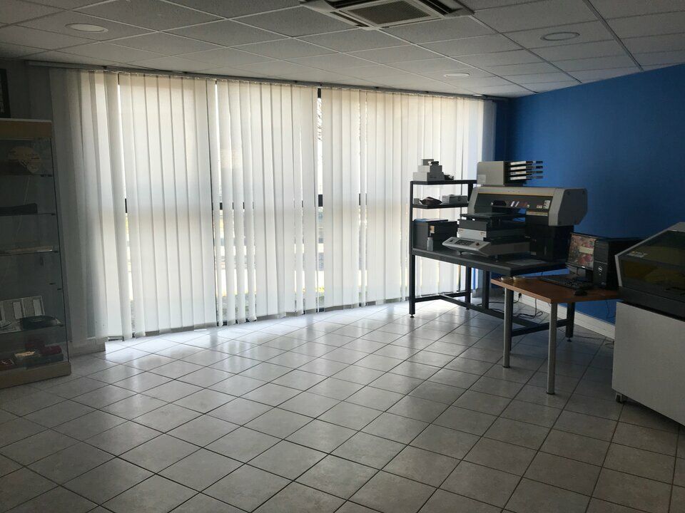 Valence ZFU, bureaux et entrepôts à louer dans bâtiment d'architecte