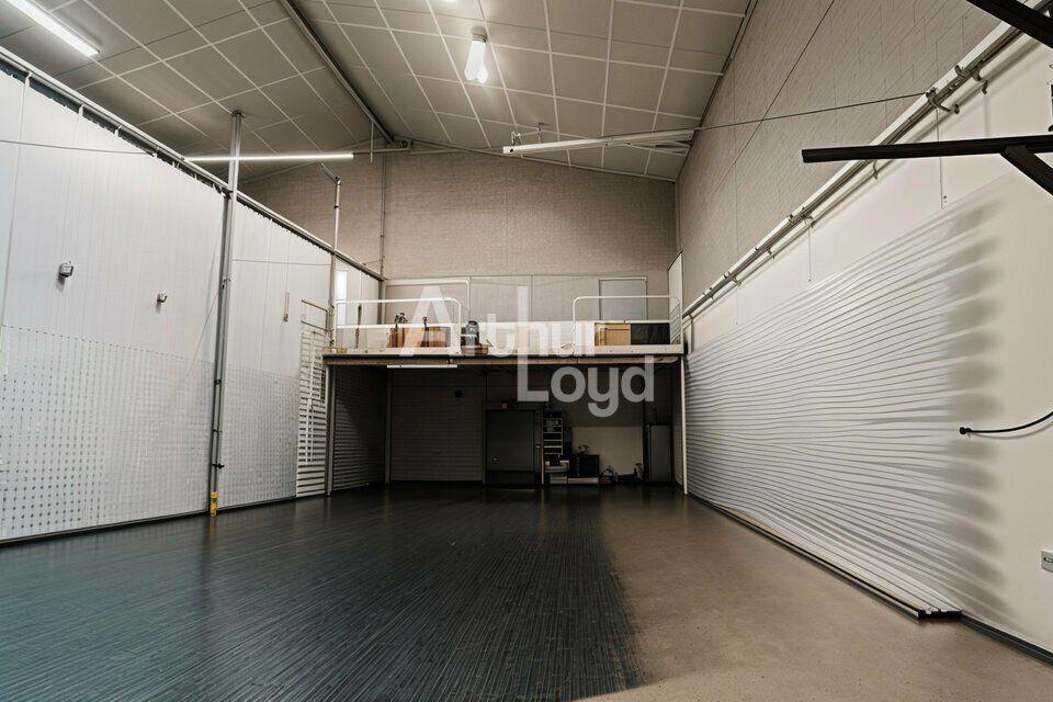 A LOUER - local d'activités / dépôt avec porte sectionnelle