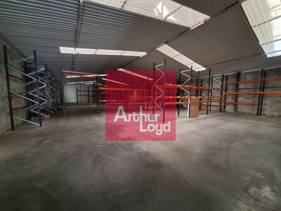 RIOM ZONE INDUSTRIELLE  A  VENDRE LOCAL ACTIVITE    1000 m² 