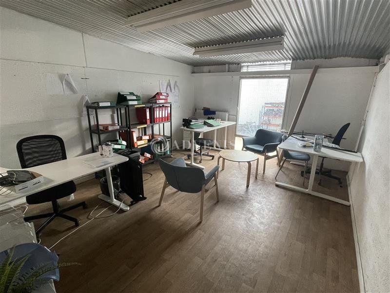 A LOUER - ENTREPOT AVEC BUREAUX ET QUAIS - 1 893 M²