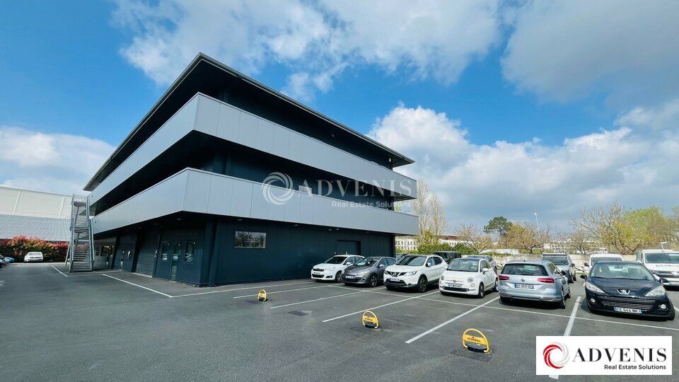 A LOUER - BUREAUX TRES BON ETAT - 220 M² 