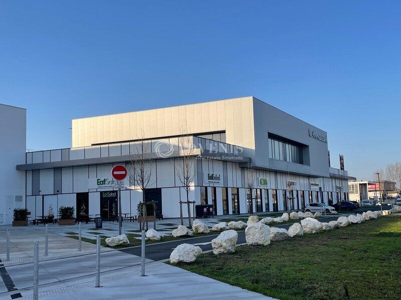 Location local commercial -1445 m² non divisibles