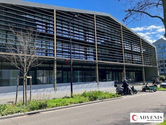 Location local commercial 321 m² non divisibles