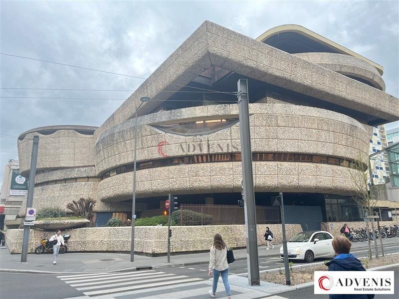 A LOUER - BUREAUX - 2530 M²