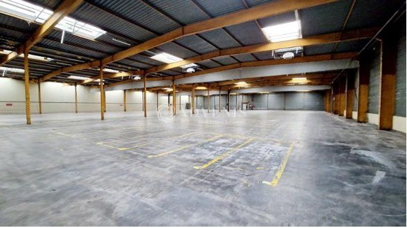 ENTREPOT INDEPENDANT DE 13 304 M² AVEC 14 QUAIS