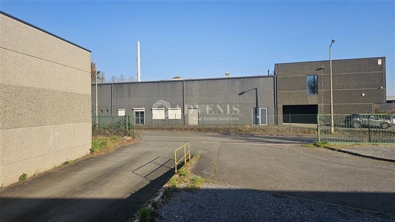 ENTREPÔT AVEC QUAI + PORTE SECTIONNELLE