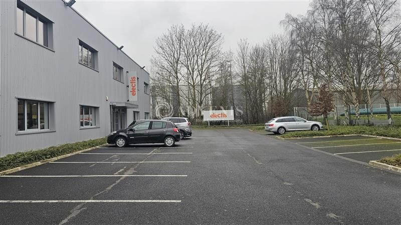 ENTREPÔT DE 1.334 M² AVEC BUREAUX ET MEZZANINE