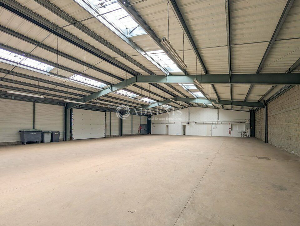 Locaux d'activités à louer - Bureaux aménagés, terrain clos