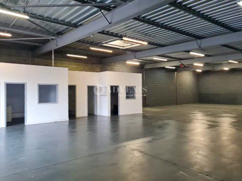 Local d'activités de 400 m² en visibilité commerciale