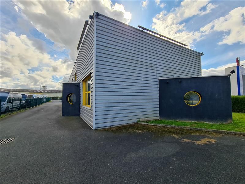 Local professionnel de 128 m² en visibilité voie express RN12
