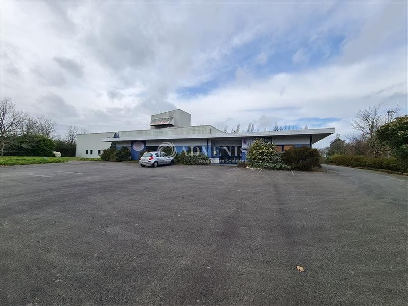 Bâtiment industriel de 2600 m² édifié sur un vaste terrain constructible de plus de 15000 m²