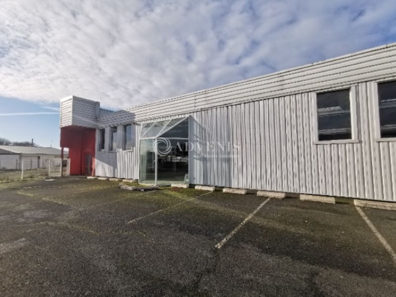 Cellule d'activités de 650 m² avec terrain privatif