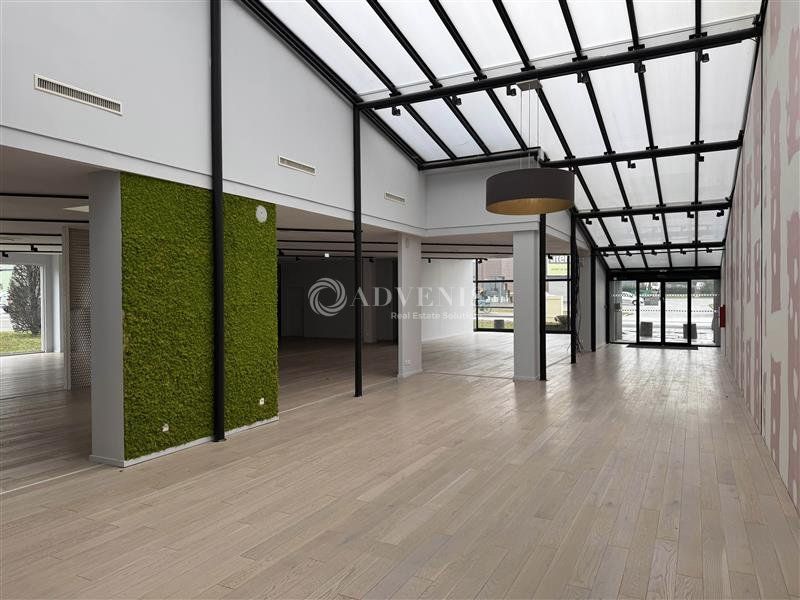 Location local commercial 830 m² non divisibles