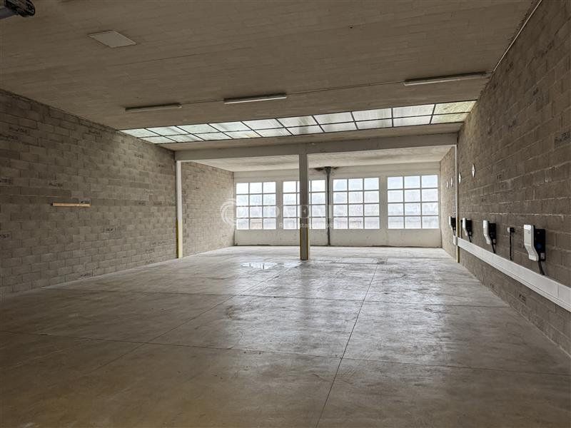 Location local d''activites 200 m² non divisibles