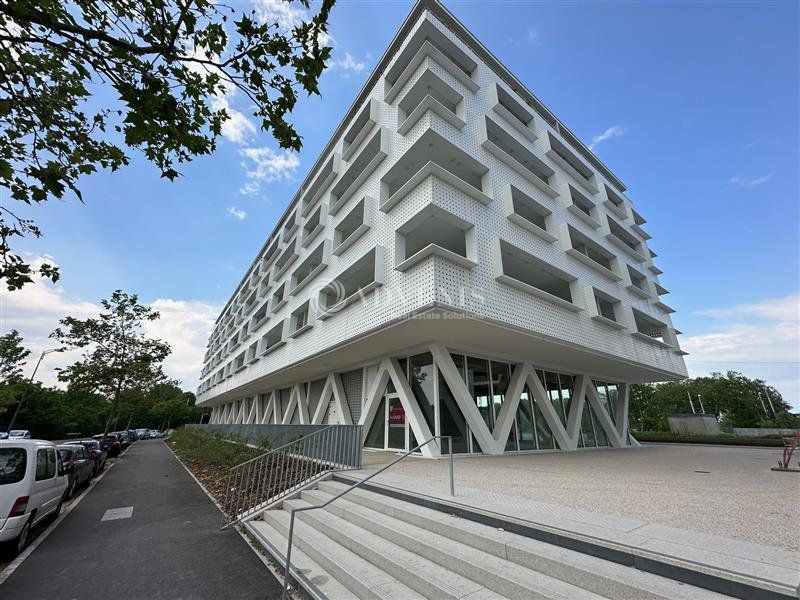 Location local commercial 418 m² divisibles à partir de 135 m²