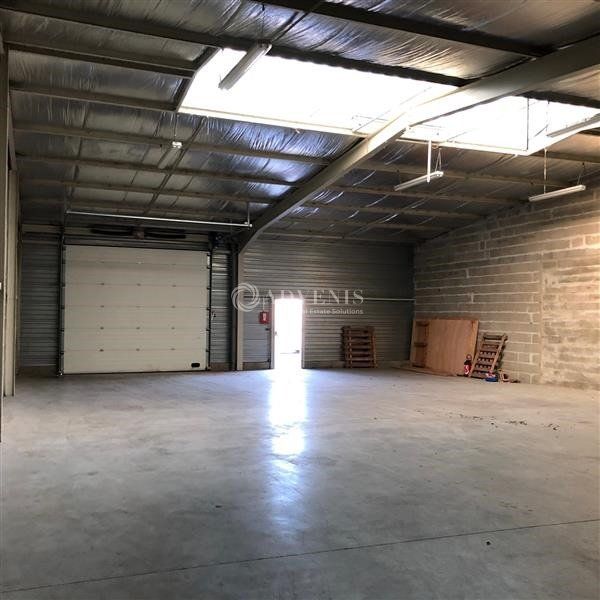 A louer dans la ZA d'AMBOISE / CHARGE : cellule d'activités d'environ 310 m² ,