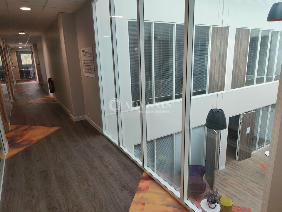 Environ 580 m² de bureaux état neuf, disponibles à à la location à La Ville aux Dames