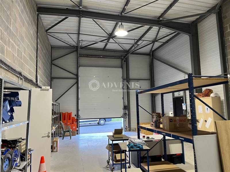 Local d'activités d'environ 348 m² + 150 m² de bureaux en option, à louer au sud de Tours