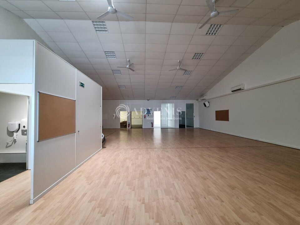 Location local commercial 302 m² non divisibles