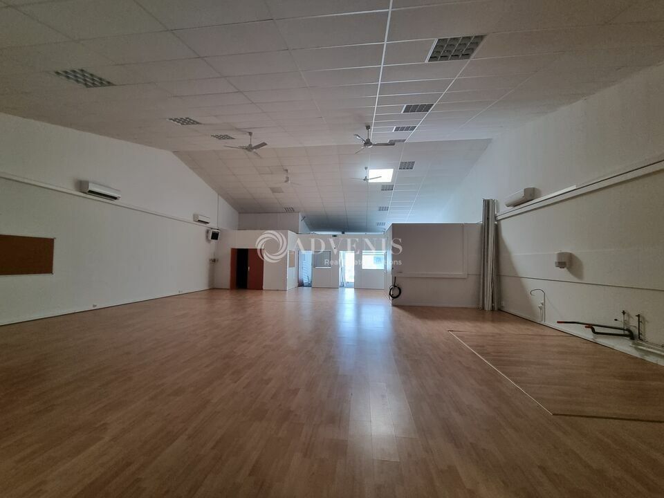 Local commercial d'environ 302 m², disponible à la location à Chambray-les-Tours