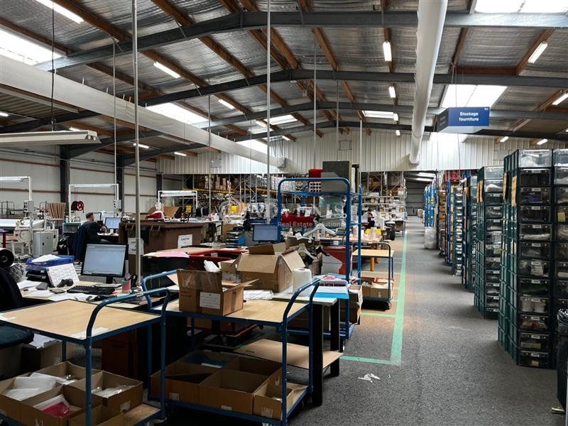 Entrepôts et bureaux d'environ 18 445 m²  à vendre au sud de Tours