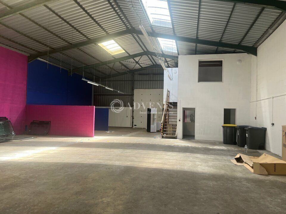 Local d'activité d'environ 734 m², disponible à la location immédiatement