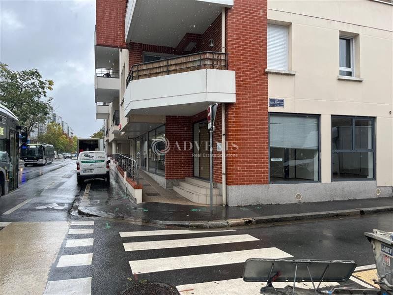 Environ 123 m² de bureaux lumineux avec vitrines, à louer à Tours