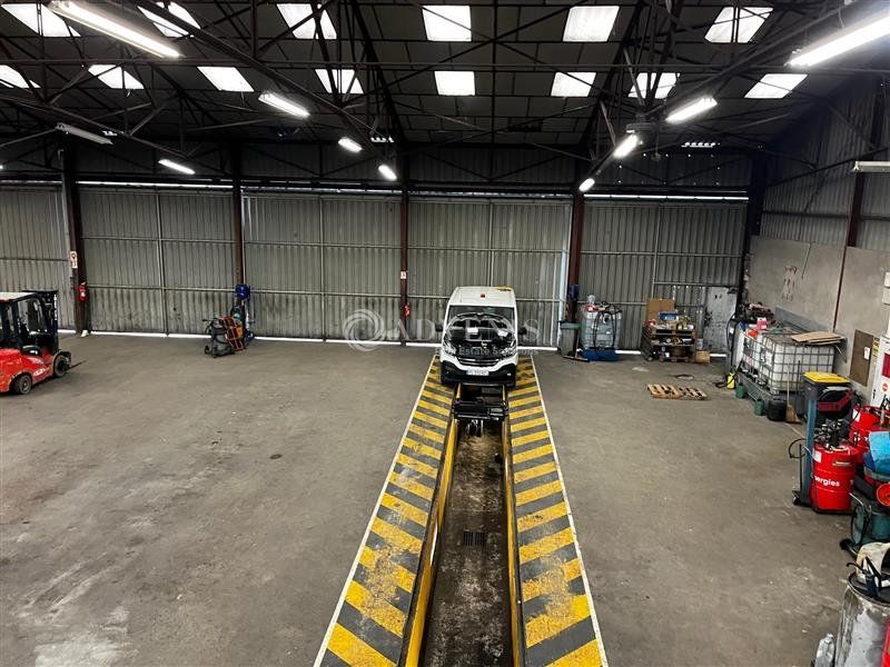 Environ  1 120 m² de locaux d'activités  à vendre, à l'est de Tours