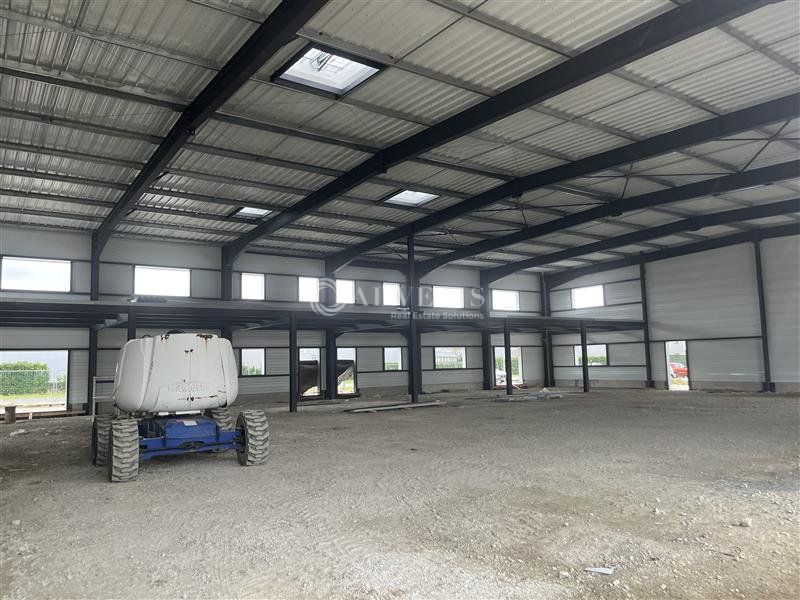 Locaux d'activités d'environ 2 x 455 m²,  à louer à l'est de Tours