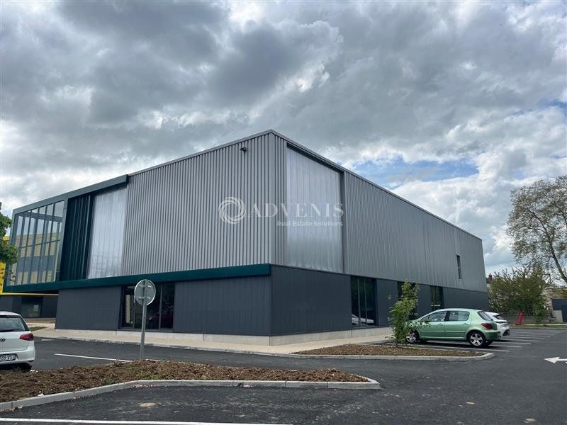 Local commercial d'environ 980 m² divisible dès 255 m², à louer à Tours Nord