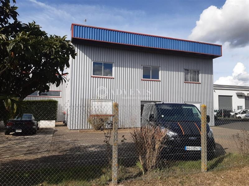 Bâtiment d'activités d'environ 685 m² à vendre avec locataires en place