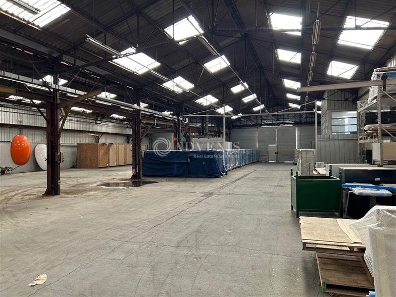 Entrepôt d'environ 864 m², à louer à proximité d'Amboise