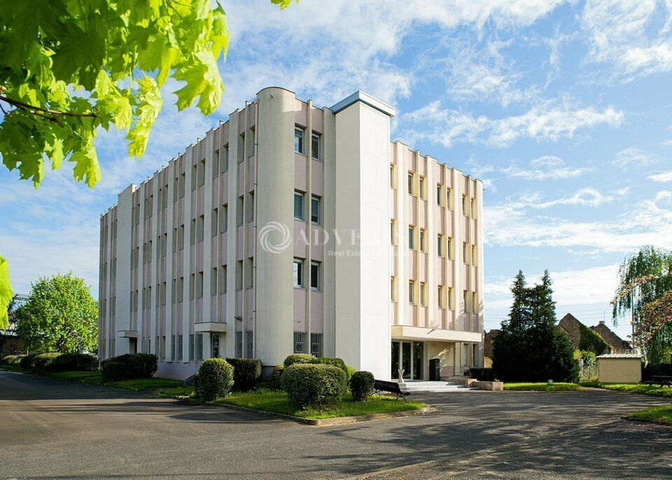 Immeuble de bureaux d'environ 726 m² divisibles à partir de 80 m², à l'Est de Tours