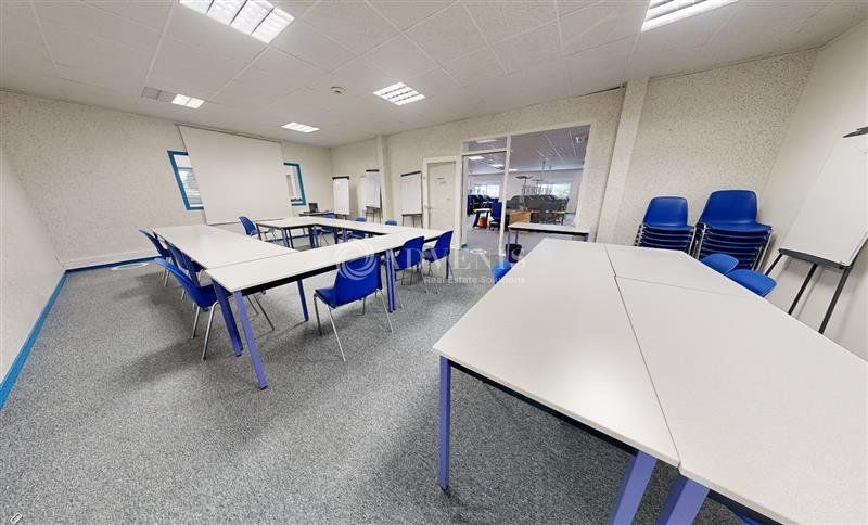 Environ 1 220 m² de bureaux et stockage à vendre à proximité d'Amboise