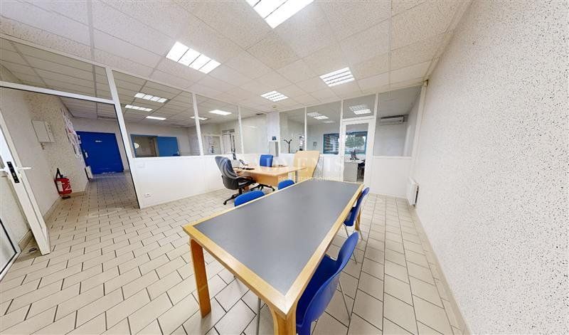 1220 m² pour ce local d'activites en vente à Nazelles negron