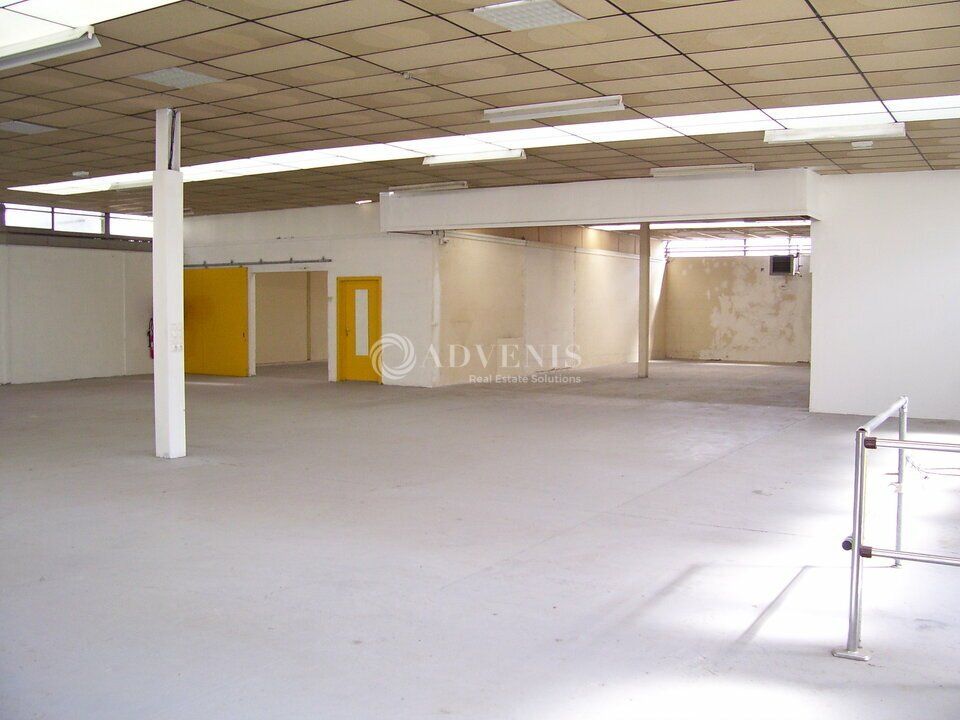 Local d'activités d'environ 762 m² disponible à la location à proximité de Tours