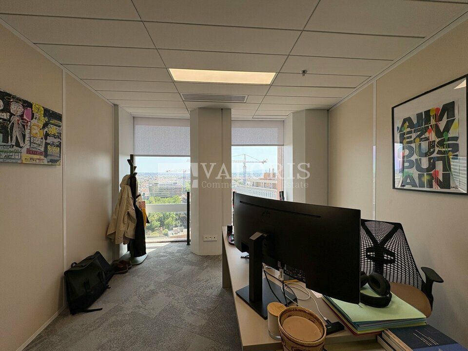 Valoris vous propose à la location un plateau de bureaux rénovés de 250 m², situé en étage élevé au sein d'un immeuble de standing dans le secteur dynamique de Lyon Part-Dieu.