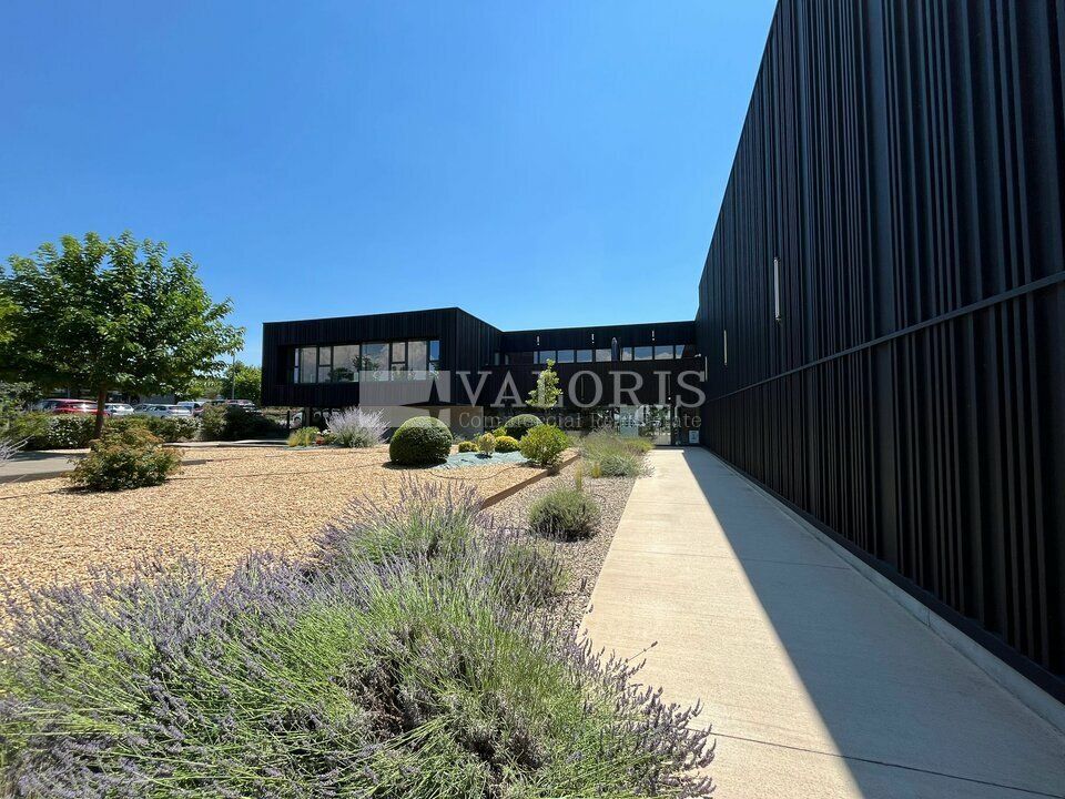 VALORIS MEDITERRANEE vous propose, à la location, de superbes bureaux/showroom sur l'axe principal du pôle d'activité d'Aix en Provence et à proximité immédiate de toutes les commodités de la zone. Très belle visibilité sur un parc fleuri et propre.