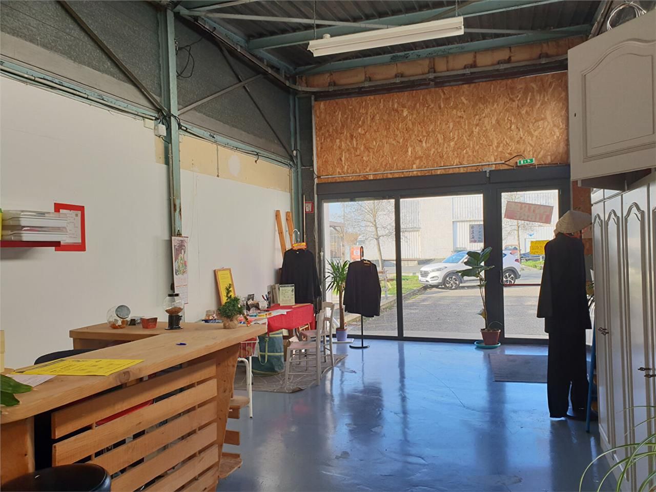 Location local commercial 230.00 m² à BORDEAUX