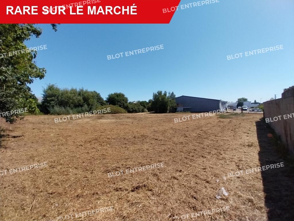 Vente local commercial 1500 m² non divisibles