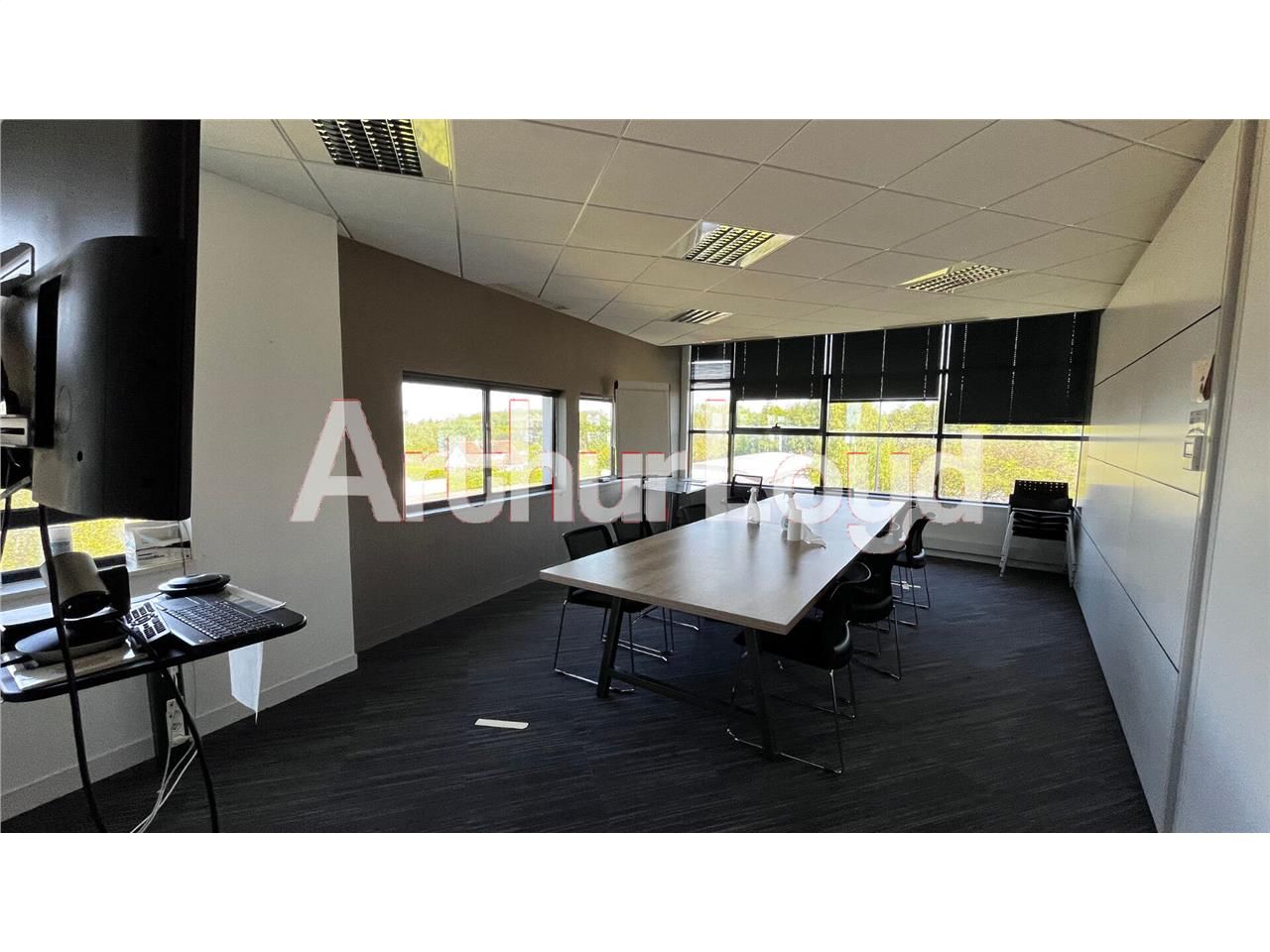 Location bureaux 345.00 m² à HEROUVILLE SAINT CLAIR
