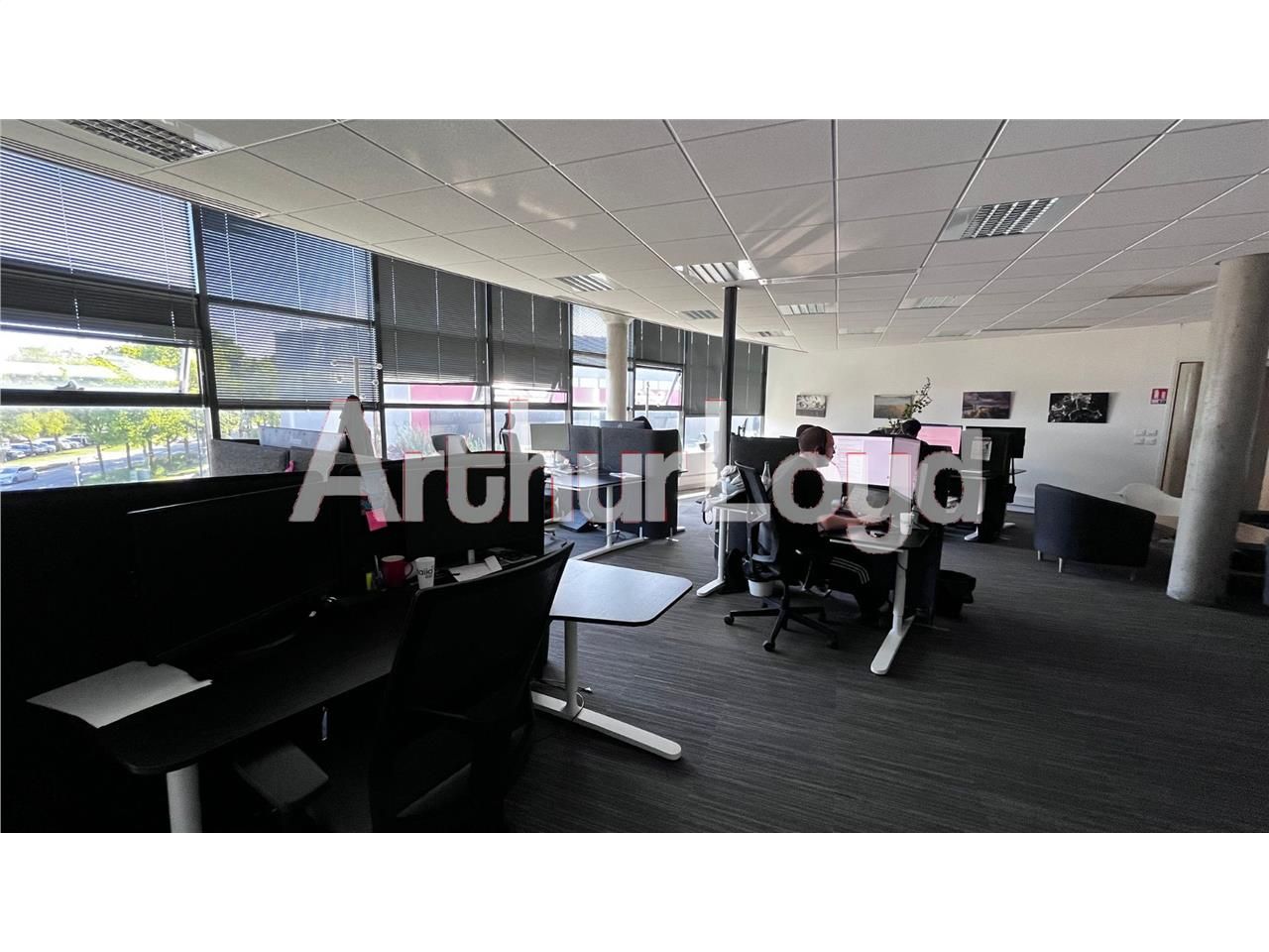 Location bureaux 177.00 m² à HEROUVILLE SAINT CLAIR