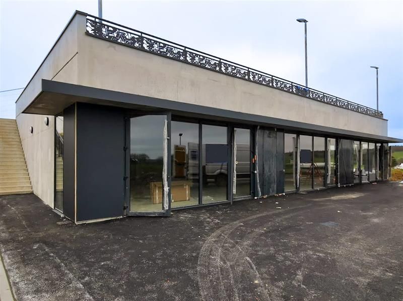 Location local commercial 300 m² divisibles à partir de 100 m²