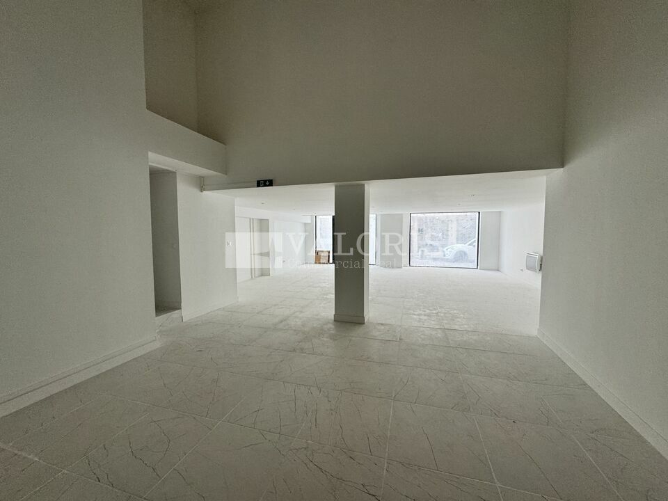 Valoris Real Estate vous propose à la location un local professionnel de 140 m² en rez-de-chaussée d'un immeuble situé à mi-chemin entre Saxe-Gambetta et la Place Guichard.