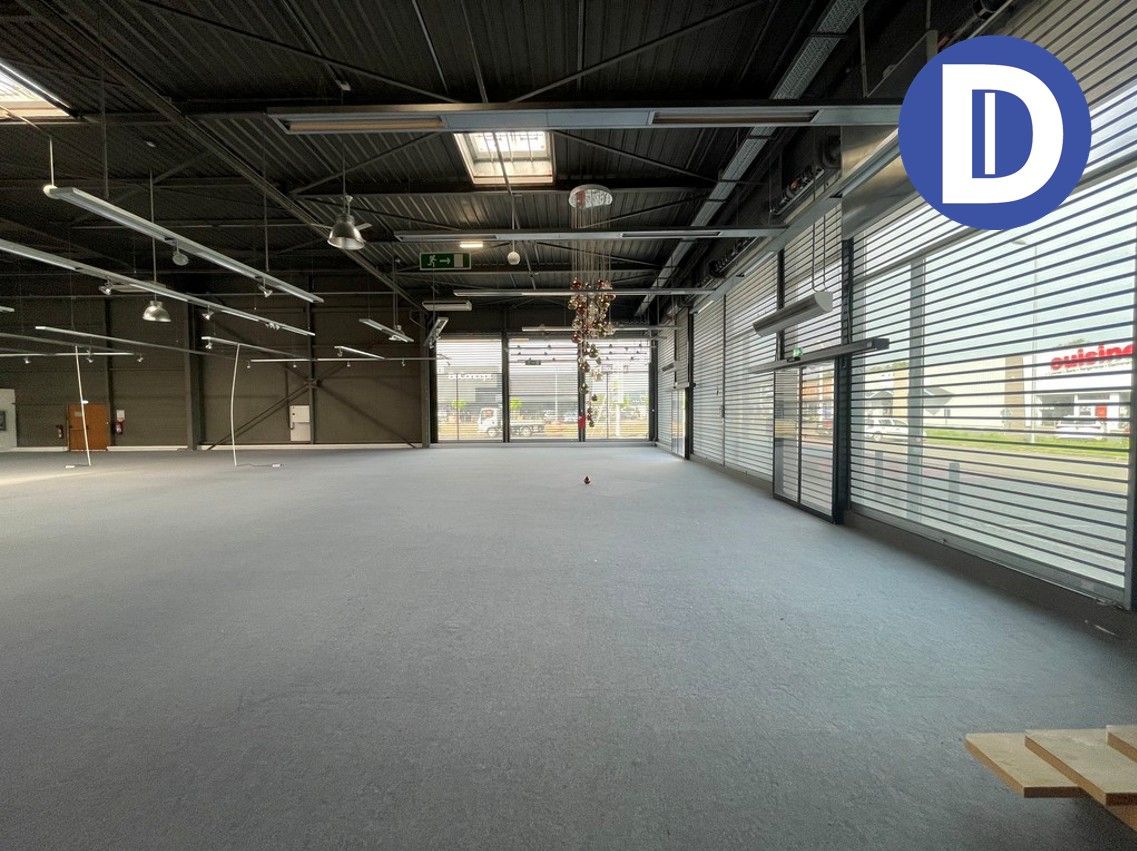 Location commerces 2059.80 m² non divisibles