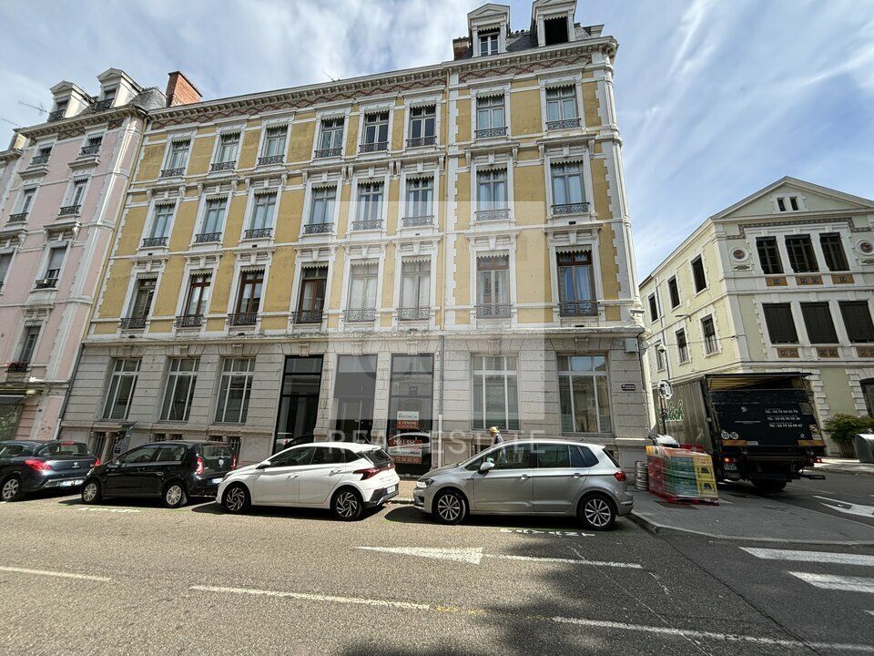 Location local commercial 193.26 m² non divisibles