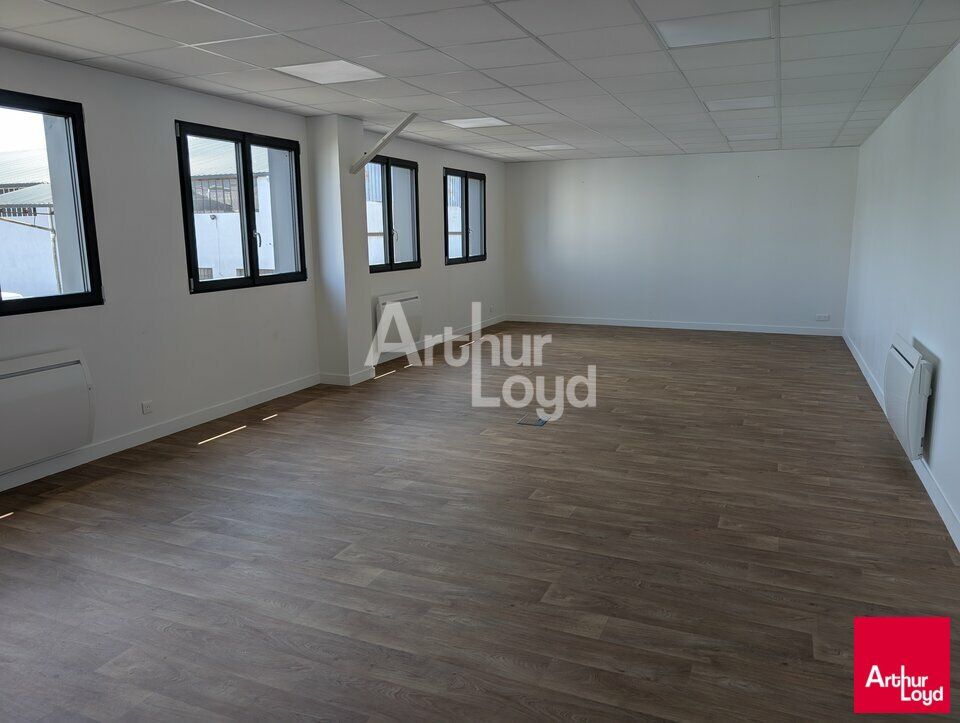 RENNES - ENTREPÔT RECENT AVEC UN GRAND VOLUME DE STOCKAGE - 1210 M²