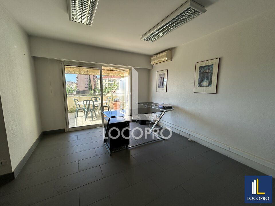 A LOUER – BUREAU AVEC TERRASSE – CENTRE VILLE GRASSE